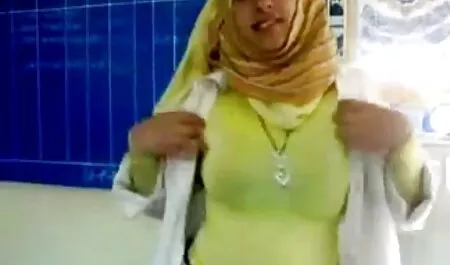 私の指はクリトリスに押し付けられ、震え始めました エッチキス 動画