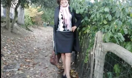 この女性が働いている間、彼女の夫は彼女の若い恋人とmedを持っています 女性 動画 乳首
