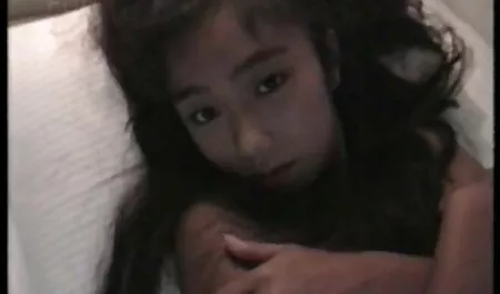 彼女は彼にスパイし、彼を取り出したときに彼女の夫の母親はシャワーで彼を燃やしました エロメン エロ 動画
