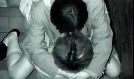 下着でポロシャツを着る 女性 マッサージ 師 無料 動画