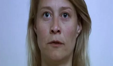 若い女性の商業衣装でオーラはピンクの水着でファックします 女の子 動画 無料